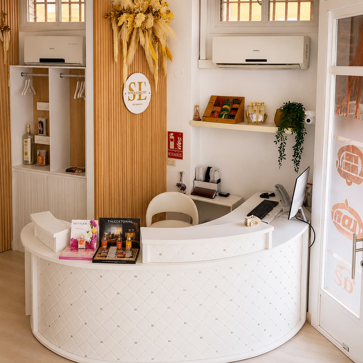 Mostrador de recepción de la peluquería Susana López - Hair Salón en O Barco de Valdeorras